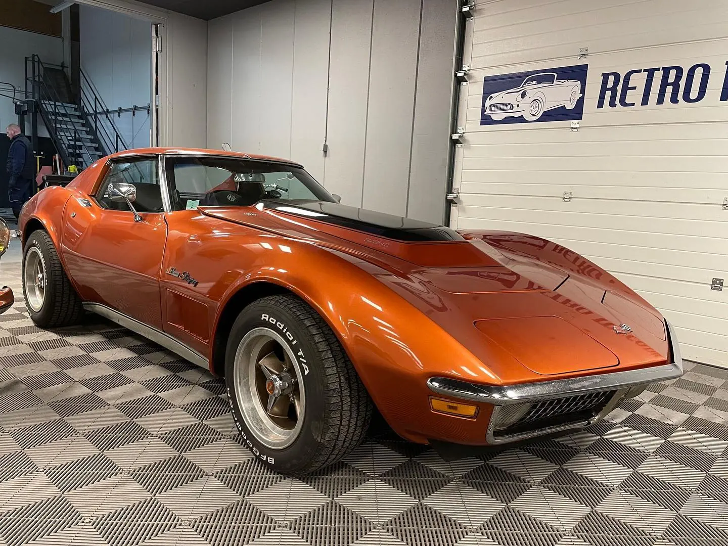 Chevrolet Corvette Stingray orange, vue trois quarts avant, à l'atelier Retro Mecanic