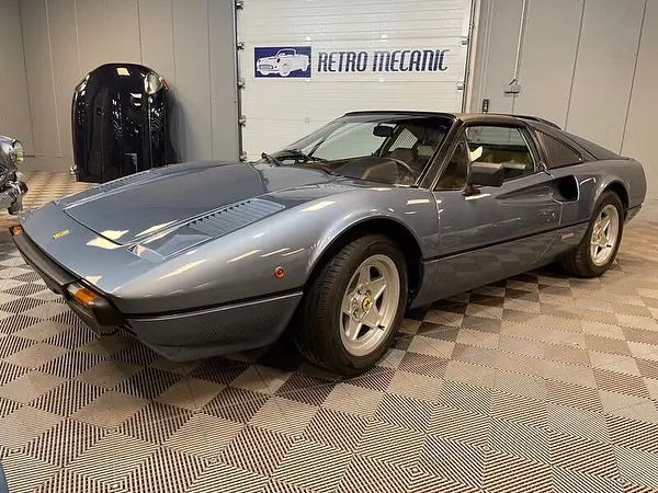 Ferrari 308 GTS bleu métallisé dans le hall Retro Mecanic