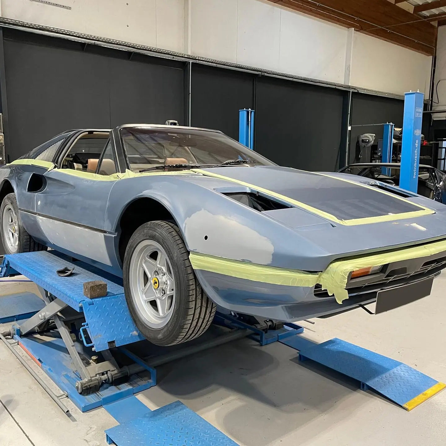 Ferrari 308 GTS en préparation de carrosserie : masquage et sous-couche avant peinture